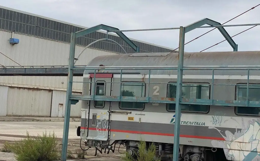 Una carrozza di Trenitalia nel piazzale interno (L'Unione Sarda)