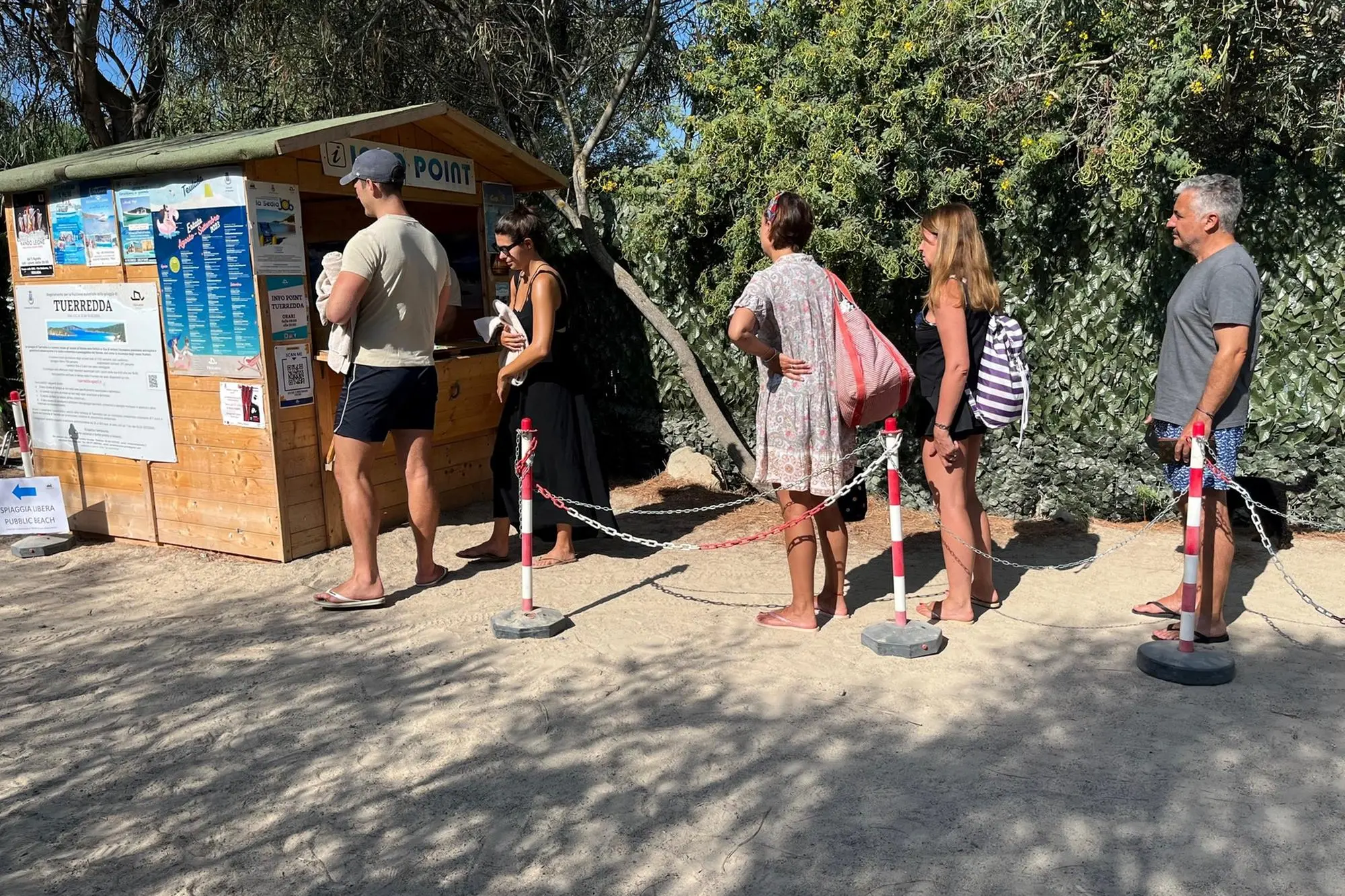 Turisti all’infopoint di Tuerredda (L'Unione Sarda)