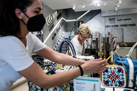 Una commessa indossa la mascherina in un negozio nel centro di Roma nonostante l’abolizione dell’obbligo dell’uso delle mascherine contro il Covid, Roma, 02 maggio 2022. ANSA/ANGELO CARCONI