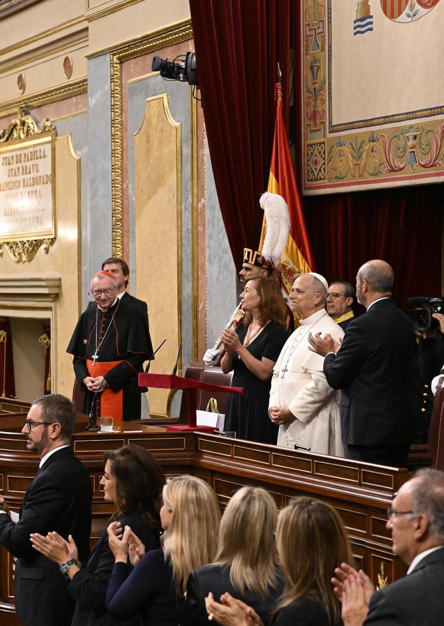 Standing ovation per Papa Leone al Congresso spagnolo