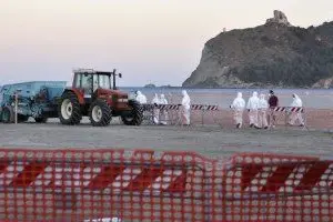Poetto transennato per la raccolta dell'amianto