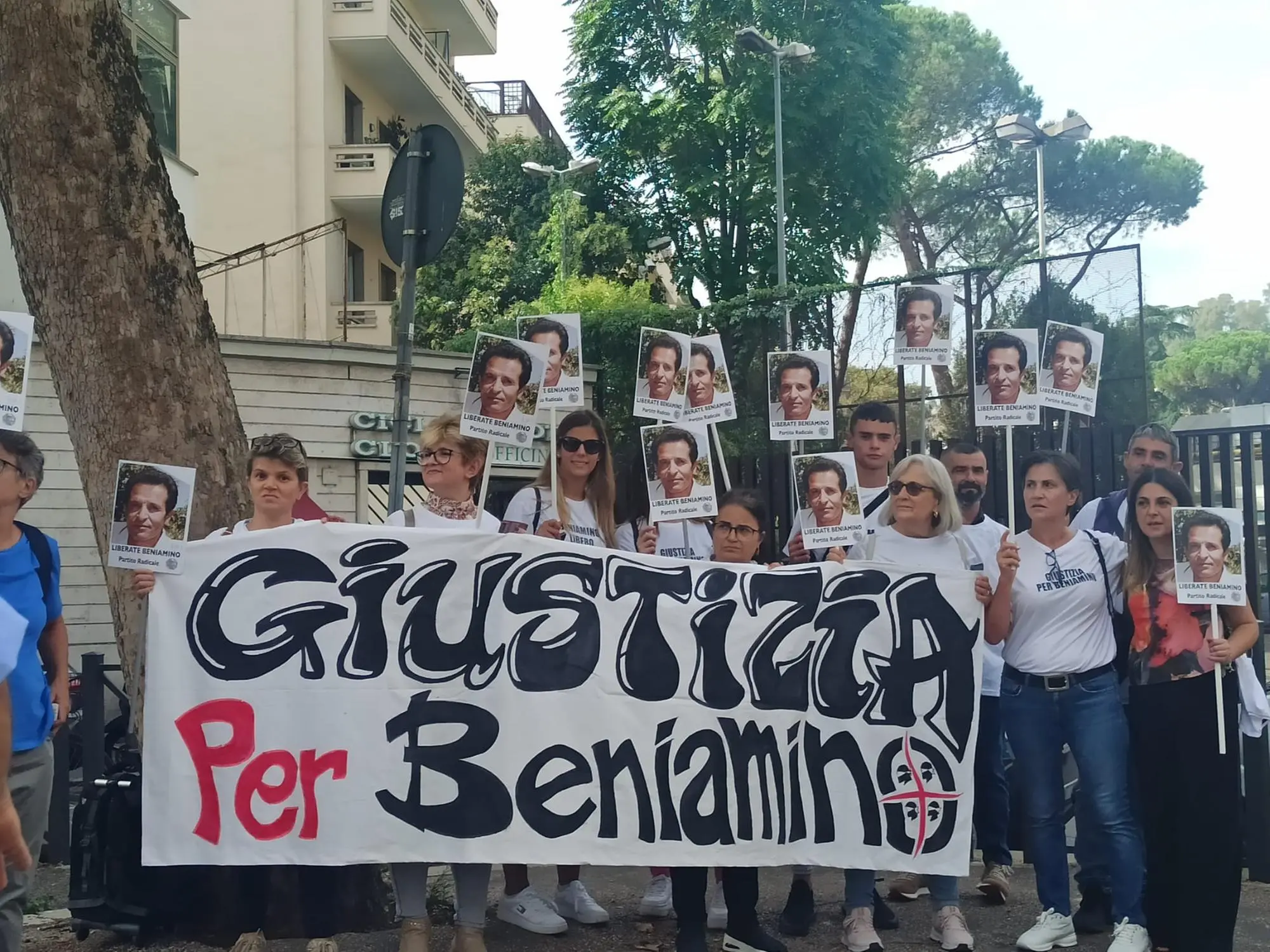 Una manifestazione di solidarietà per Beniamino Zuncheddu davanti alla cittadella giudiziaria di Roma