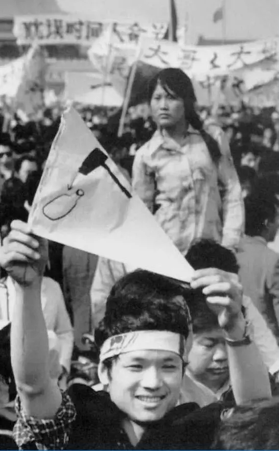 Un giovane manifestante (Ansa)