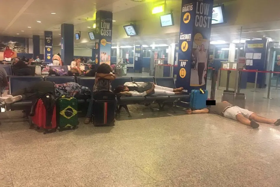 Un centinaio di viaggiatori passa la notte nell'aeroporto di Elmas