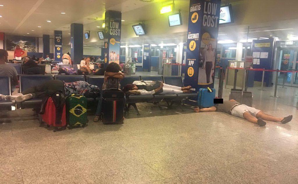 Un centinaio di viaggiatori passa la notte nell'aeroporto di Elmas
