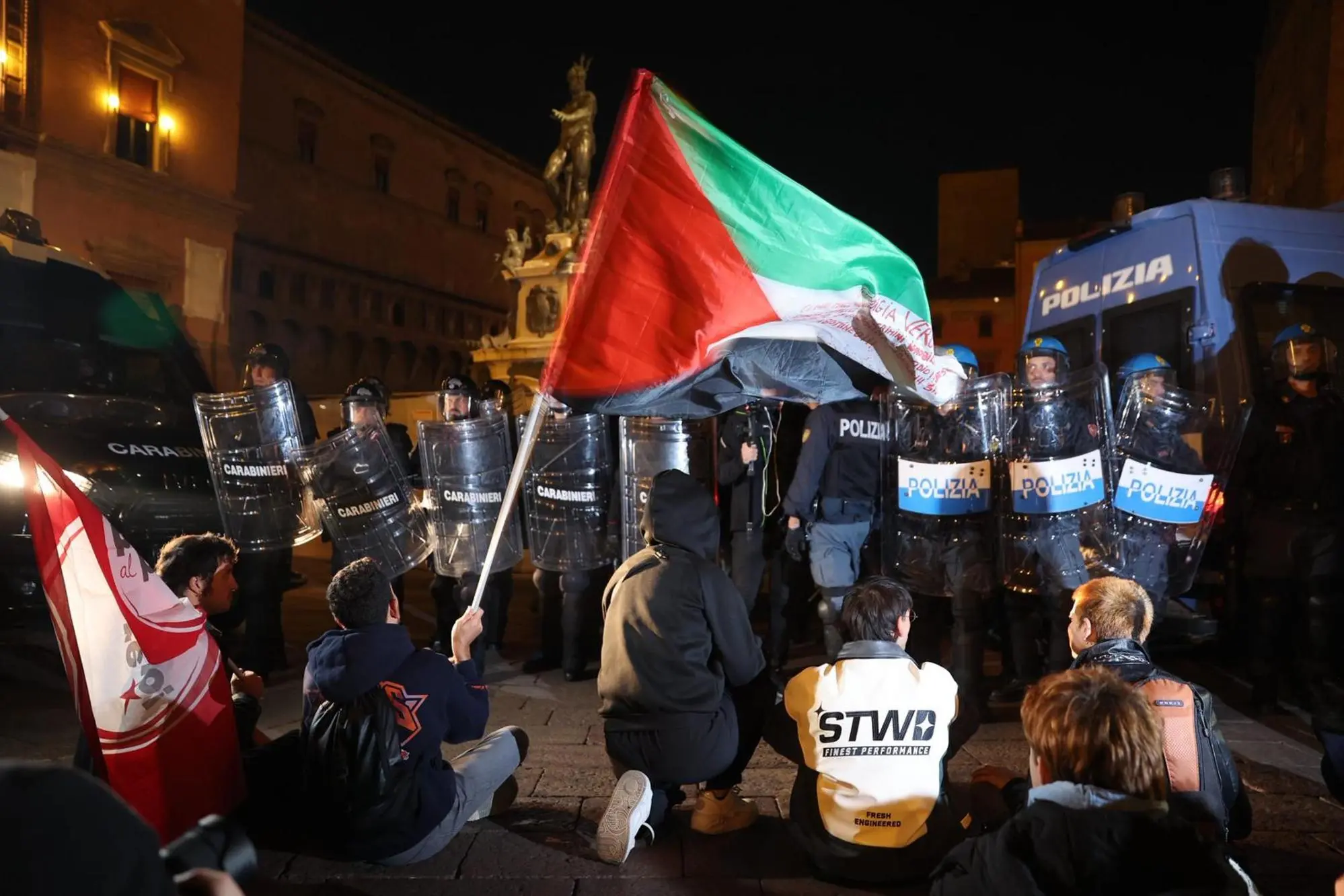 Attivisti pro Pal manifestano per celebrare il 7 ottobre, secondo anniversario dell'attacco di Hamas a Israele, a Bologna, 07 ottobre 2025. ///// Pro-PAL activists demonstrate to mark October 7, the second anniversary of Hamas's attack on Israel, in Bologna, Italy, 07 October 2025. ANSA/MAX CAVALLARI