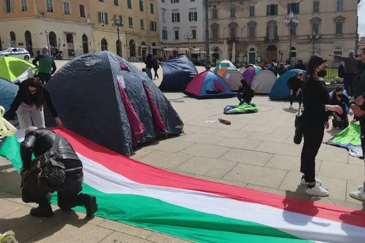 La protesta in piazza d'Italia (Foto Tellini)