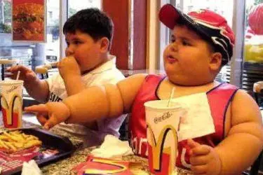 Due bambini obesi in un fast food McDonald's