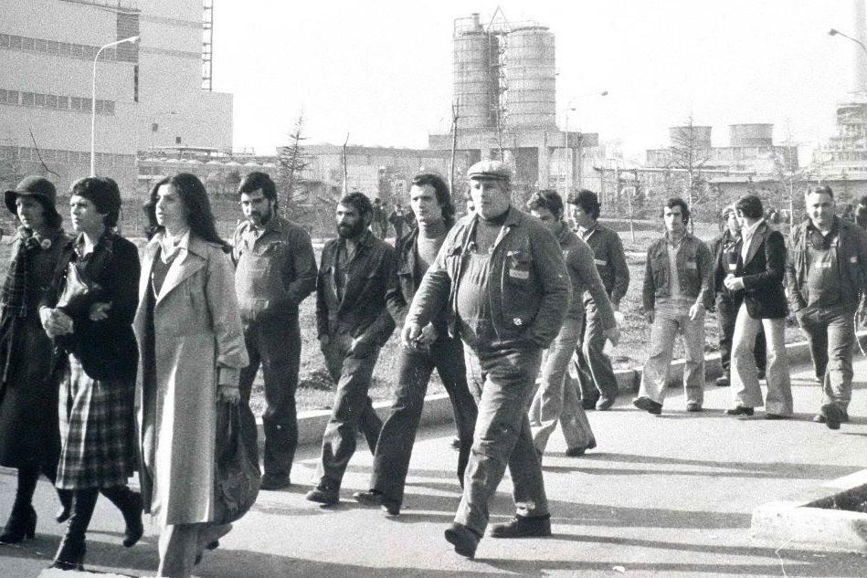 Il lavoratori dell'Enichem di Ottana negli anni '70 (Archivio L'Unione Sarda)