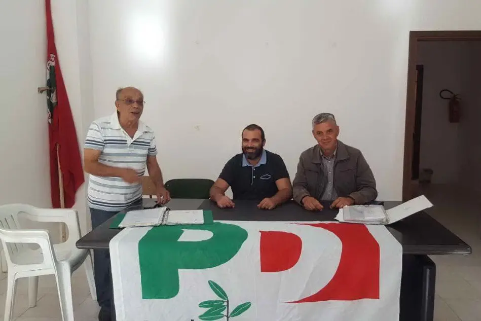 Il nuovo segreatario del Pd di Villamassargia Nicola Bianchini (al centro) tra i colleghi Franco Porcu (ex sindaco, a sinistra) e Pierluigi Palmas, capogruppo di minoranza