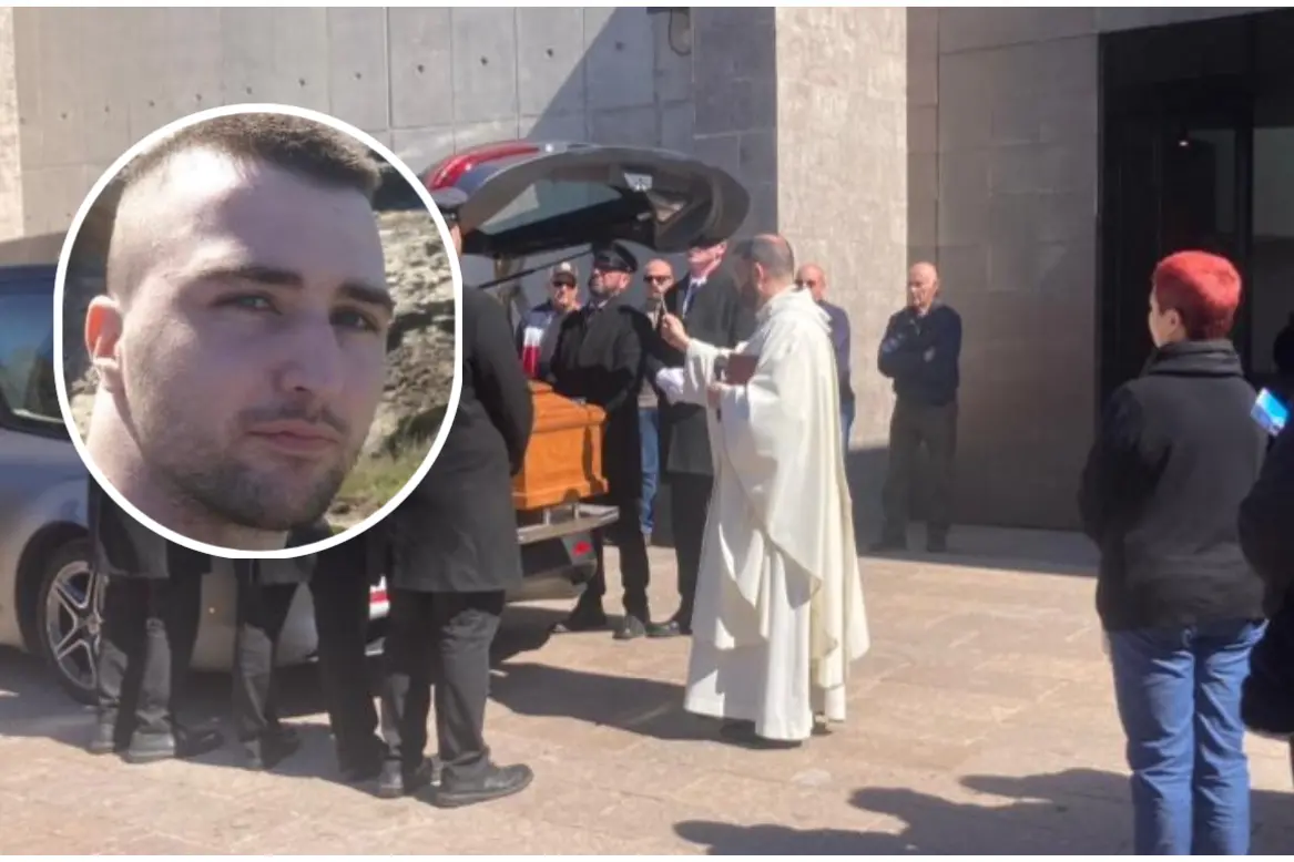 I funerali di Mario Siffu, nel riquadro (foto Pala)
