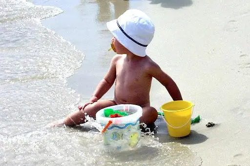 Un bambino gioca sul bagnasciuga (Foto archivio L'Unione Sarda)
