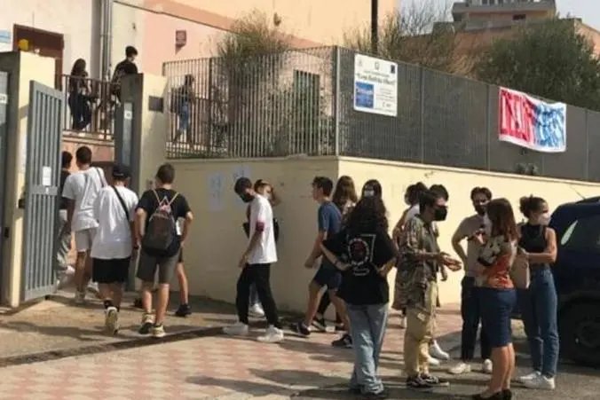 Gli studenti fuori dal liceo &quot;Alberti&quot; a Cagliari (foto Ansa)