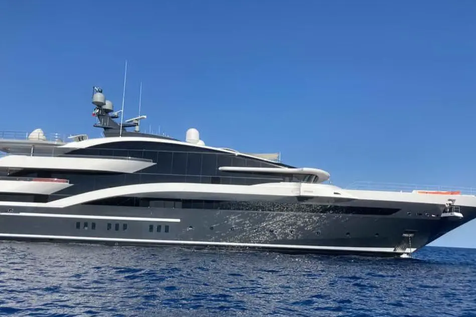 Il mega yacht (foto Pisanu)