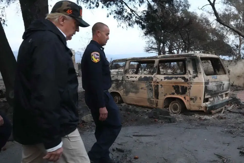 Donald Trump visita la California devastata dagli incendi