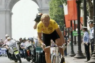 Laurent Fignon in giallo negli Champs Elysées nel 1989