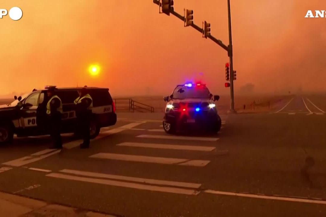 Incendi in Colorado, le immagini delle fiamme che avvolgono le case