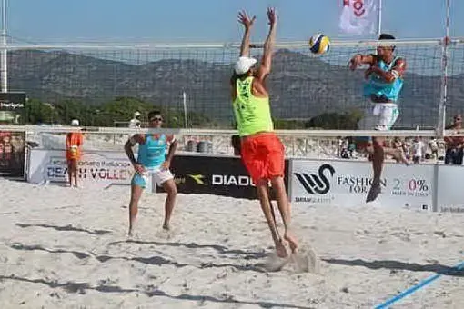 Una partita di beach volley in Sardegna