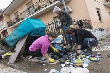 Donne al lavoro dopo i disastri dell'alluvione - foto Melis