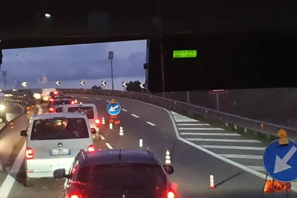 Le code sul ponte della Scafa (Foto L'Unione Sarda)
