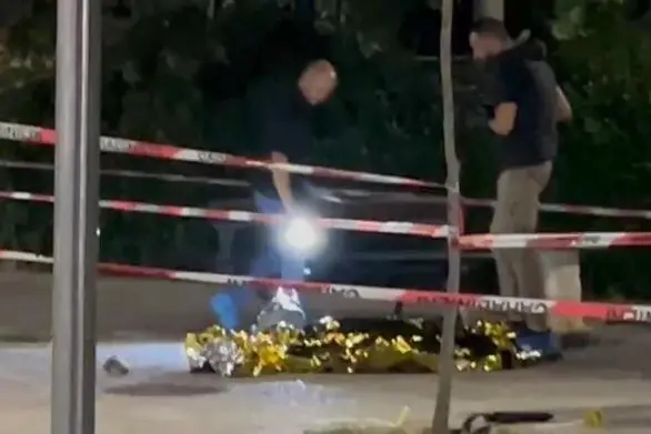 Uccisa a coltellate in strada dall'ex marito, davanti a decine di passanti. Il femminicidio stasera nel centro di Tolentino, in provincia di Macerata. I presenti atterriti hanno assistito al delitto che si è consumato improvvisamente senza che nessuno potesse intervenire: l'uomo ha infierito a coltellate sull'ex moglie fino a che la donna non è caduta sull'asfalto e l'ha presa a calci quando era a terra. Poi si è seduto su una panchina a guardare il cadavere ed è stato arrestato. ANSA
