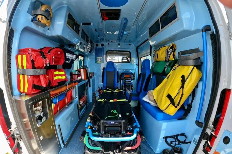 Un'ambulanza (foto Ansa)