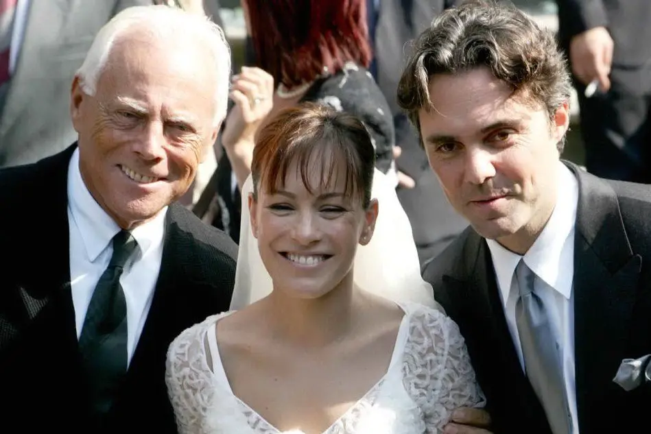 Alexia tra Giorgio Armani e il marito Andrea Camerana nel giorno del matrimonio (Ansa)