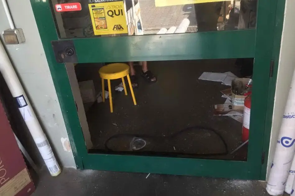 La porta attraverso la quale i ladri sono entrati nello showroom