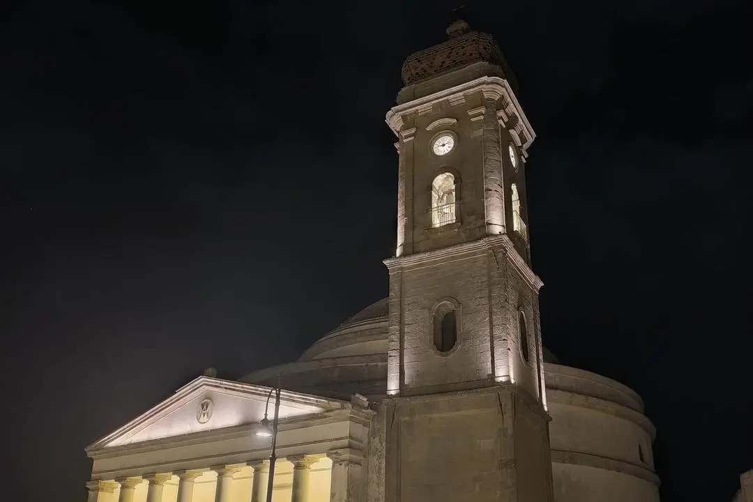 La chiesa parrocchiale illuminata (foto Parrocchia B.V. Assunta)