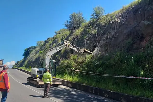 Lavori per il contenimento di cadita massi sulla SP Norbello-Ghilarza( Foto Serafino Corrias)
