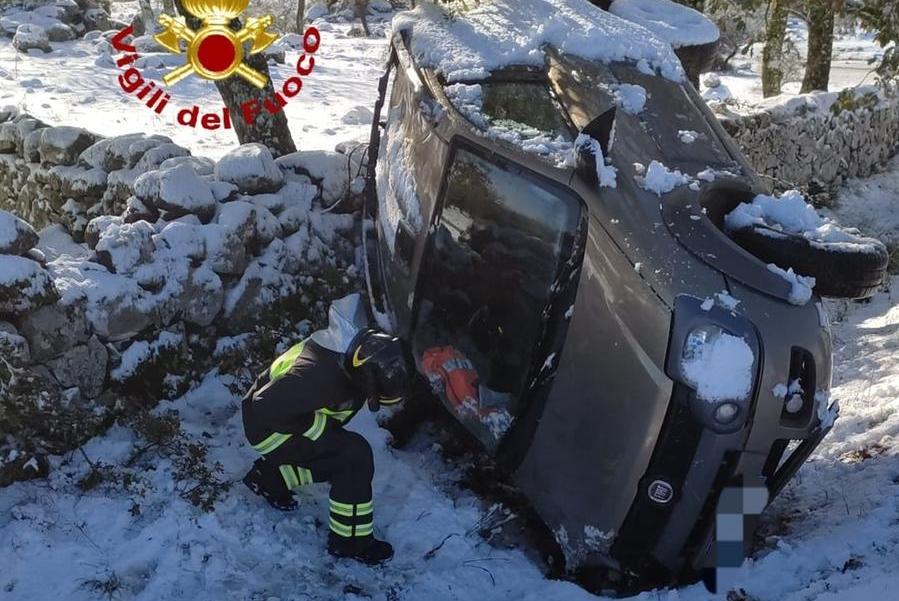Emergenza neve nel Sassarese: auto esce fuori strada a Burgos, un ferito