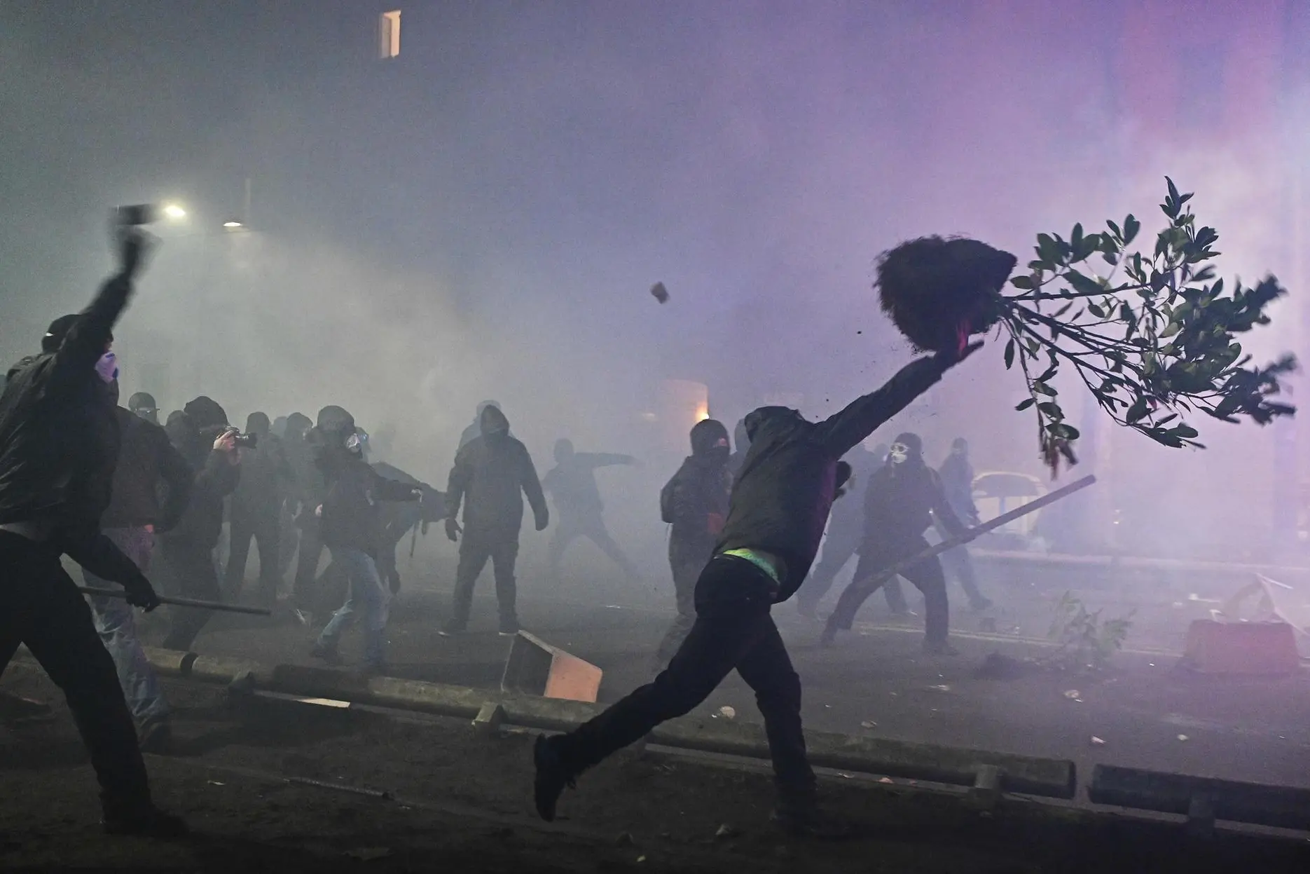 Scontri tra manifestanti e forze dell'ordine durante il corteo contro lo sgombero del centro sociale Askatasuna (foto ANSA/Alessandro Di Marco)