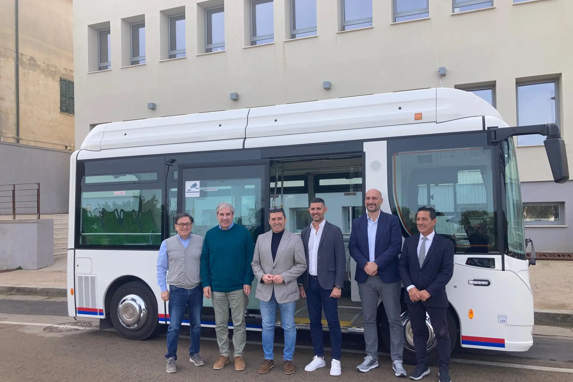 Bus elettrico che collega Porto Torres agli sbarchi (foto Pala)