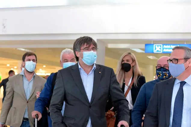 Puigdemont all'aeroporto di Alghero (Ansa - Sancius)