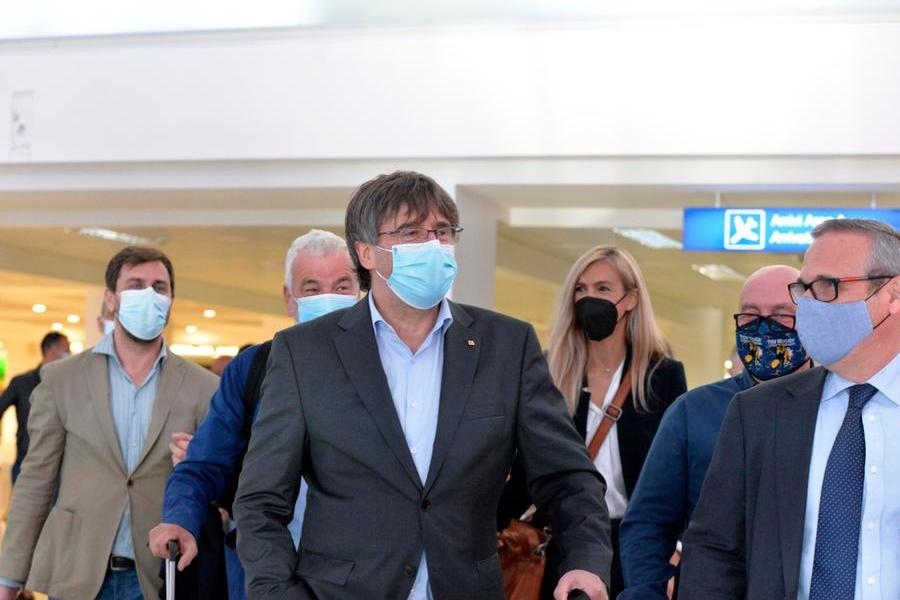 Puigdemont è tornato in Sardegna per l’udienza sull’estradizione. Il suo avvocato: “Resterà certamente in libertà”