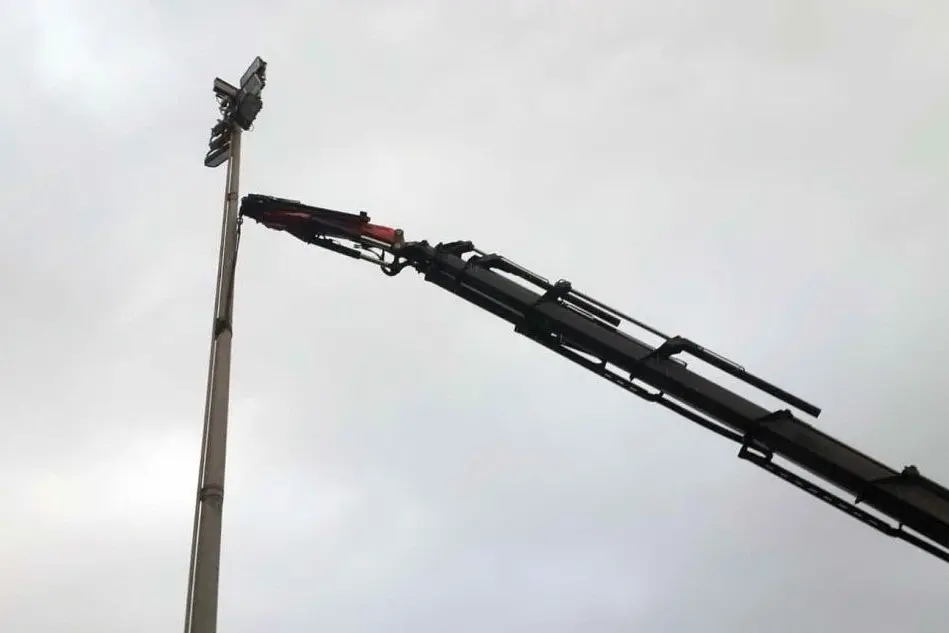 La operazioni di abbattimento della torre (foto L'Unione Sarda - Pintori)