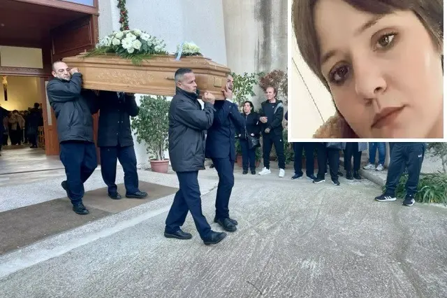 Nel riquadro Lisa Lussu. Nella foto i funerali della giovane (L'Unione Sarda - Agus)
