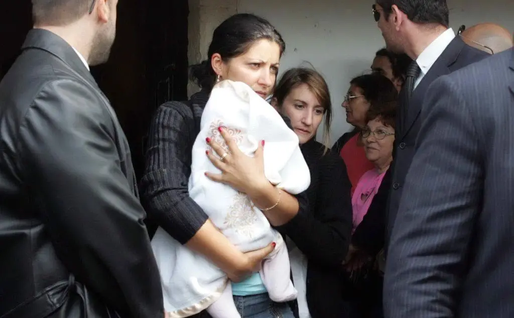La figlia Lara, battezzata nel giorno dei funerali, in braccio alla mamma