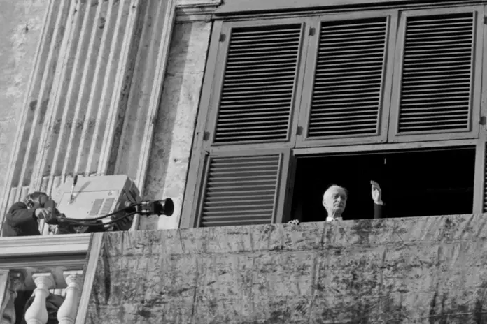 Il nuovo Presidente della Repubblica Antonio Segni si affaccia e saluta dal balcone del palazzo del Quirinale. ANSA