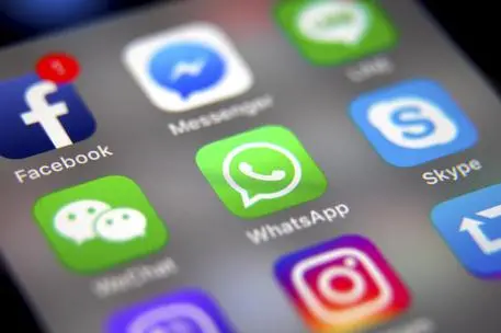 Attenzione agli sms truffa (immagine simbolo, foto Ansa/Epa)