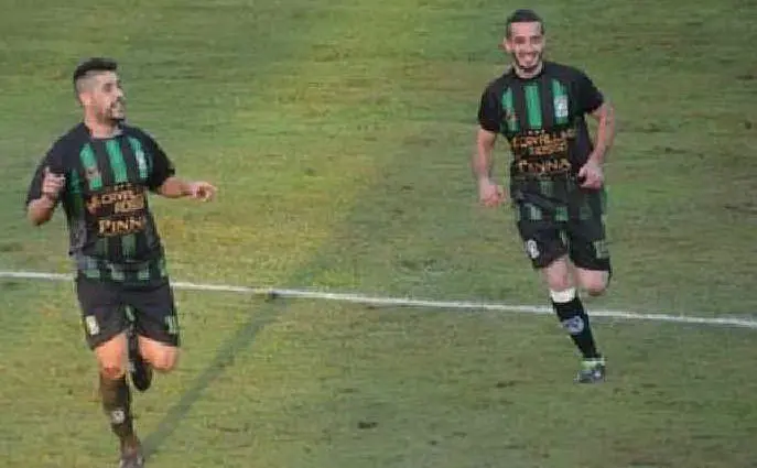 Mirco Sanna festeggia un gol con Aloia (foto Tellini)