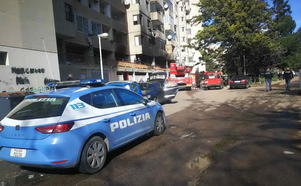 Polizia e vigili in via Schiavazzi (foto Piras)