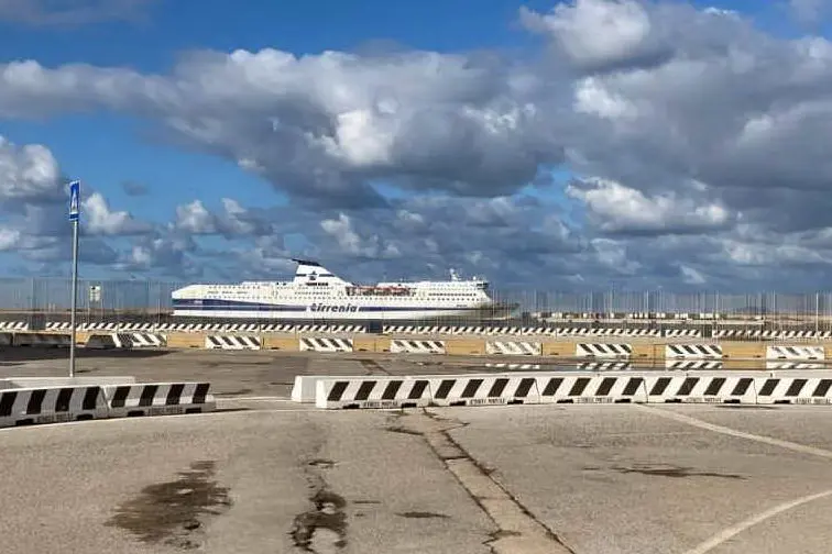 Una nave Tirrenia a Porto Torres (L'Unione Sarda - Pala)