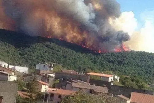 L'incendio alla periferia di Austis