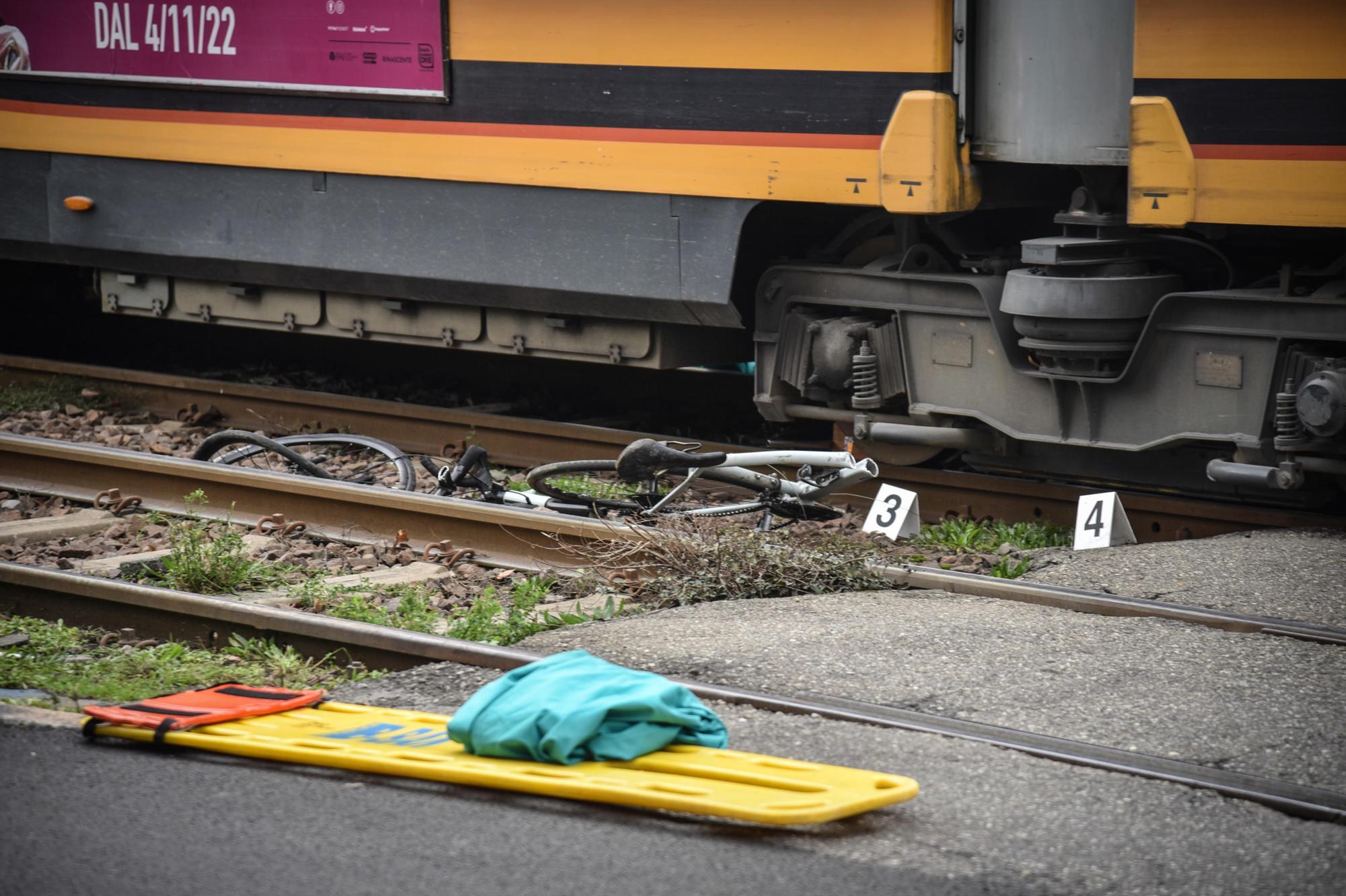 Il punto in via Tito Livio dove un ragazzo di 14 anni è morto investito da un tram a Milano (Ansa - Corner)