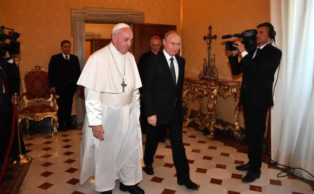 Il Papa con Putin (Ansa)