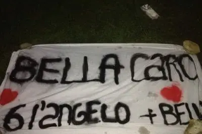 Uno striscione per ricordare l'adolescente suicida a Novara