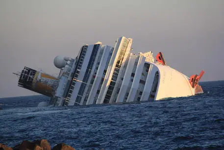 La nave di Costa Crociere con oltre 4.200 persone a bordo impatta contro gli scogli all'Isola del Giglio