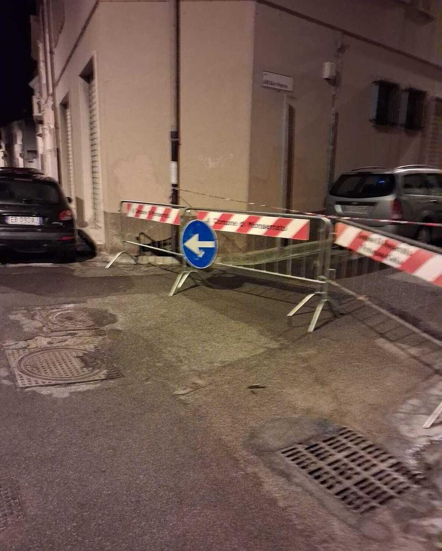 Riparata la buca che ha causato un incidente: riapre la strada