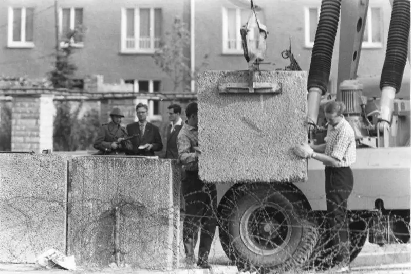 La posa dei primi blocchi del Muro di Berlino nell'agosto del 1961 (foto da Wikipedia)